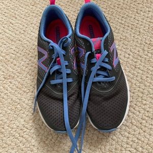 New Balance tennis shoes